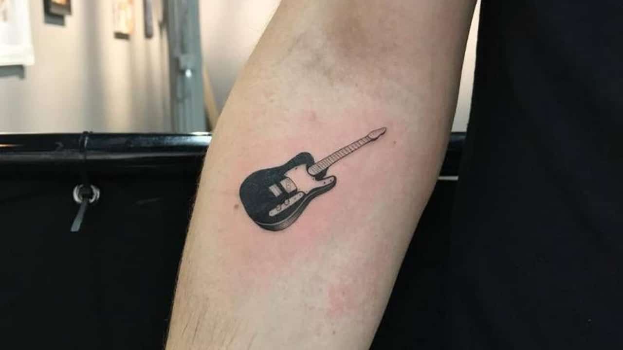 Tatuajes de guitarra como una expresión musical en la piel