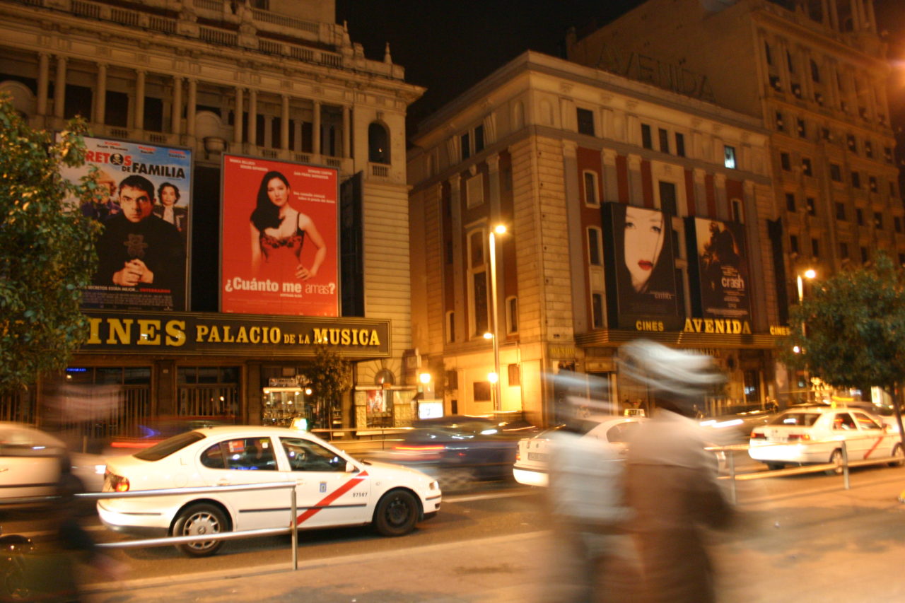 En distintas ciudades de España, podemos encontrar calles y avenidas que llevan el nombre de "Avenida de la Música"